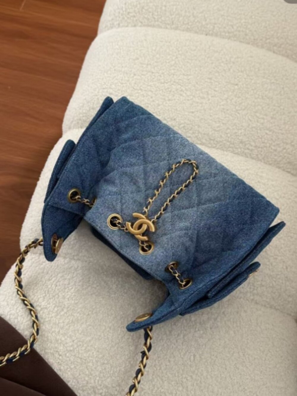 Classic CHANEL bag: A Stylish and Versatile Choice for Elegance - Picture 5 of 7